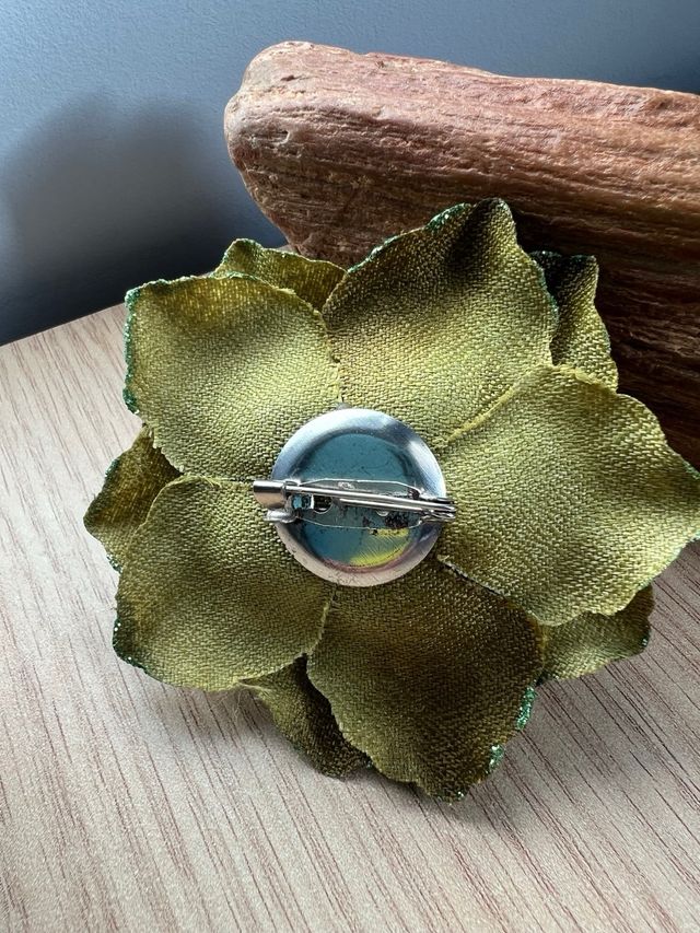 Broche flor verde oliva
