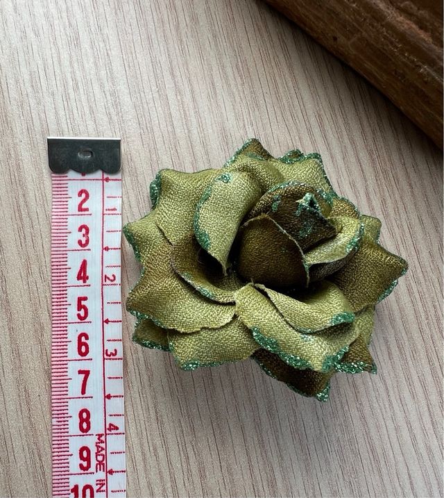 Broche flor verde oliva