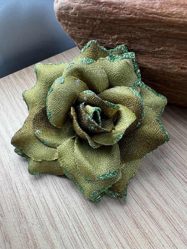 Broche flor verde oliva
