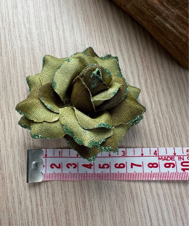Broche flor verde oliva