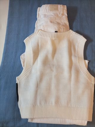 Conjunto pantalón blanco,chaleco
y camiseta negra