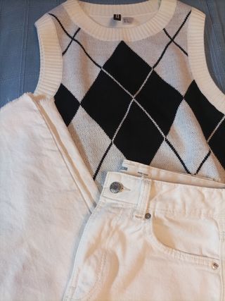 Conjunto pantalón blanco,chaleco
y camiseta negra