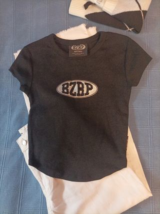 Conjunto pantalón blanco,chaleco
y camiseta negra