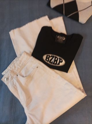 Conjunto pantalón blanco,chaleco
y camiseta negra