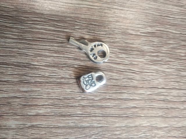 Uno de 50: Llave y candado plata