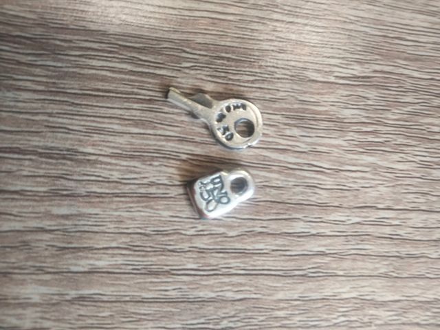 Uno de 50: Llave y candado plata