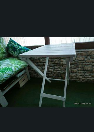 Mesa plegable blanca de madera