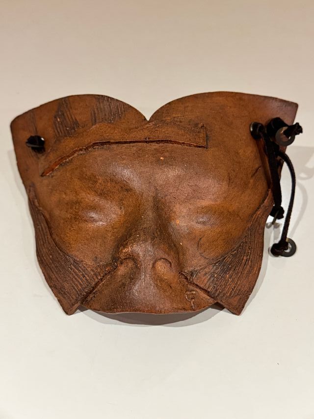 Máscara artesanal de terracota.