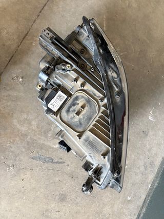 Faro izq passat b8