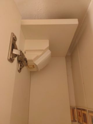 Armario baño con espejos, luz y enchufe.