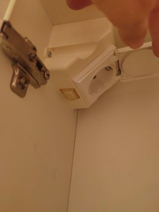 Armario baño con espejos, luz y enchufe.