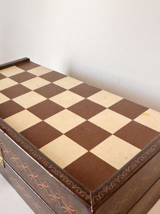 Scatola con scacchiera