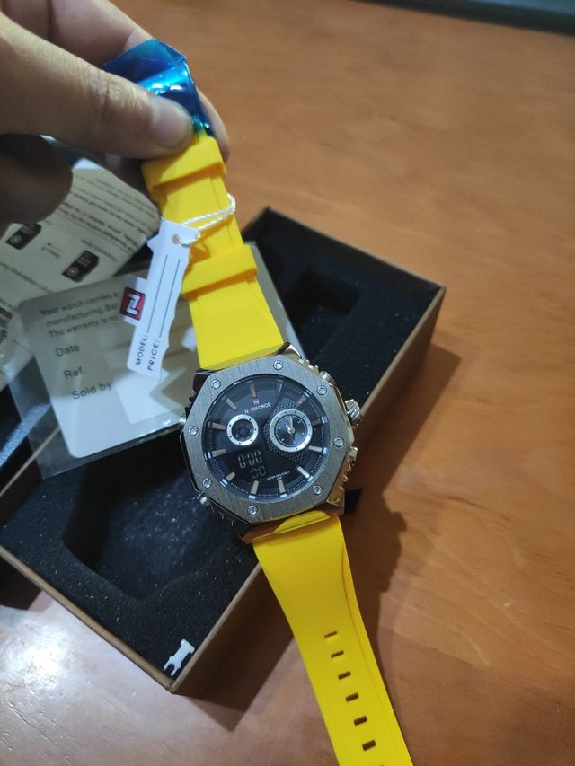 Reloj nuevo de hombre naviforce amarillo