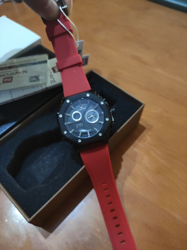 Reloj digital de hombre negro y rojo