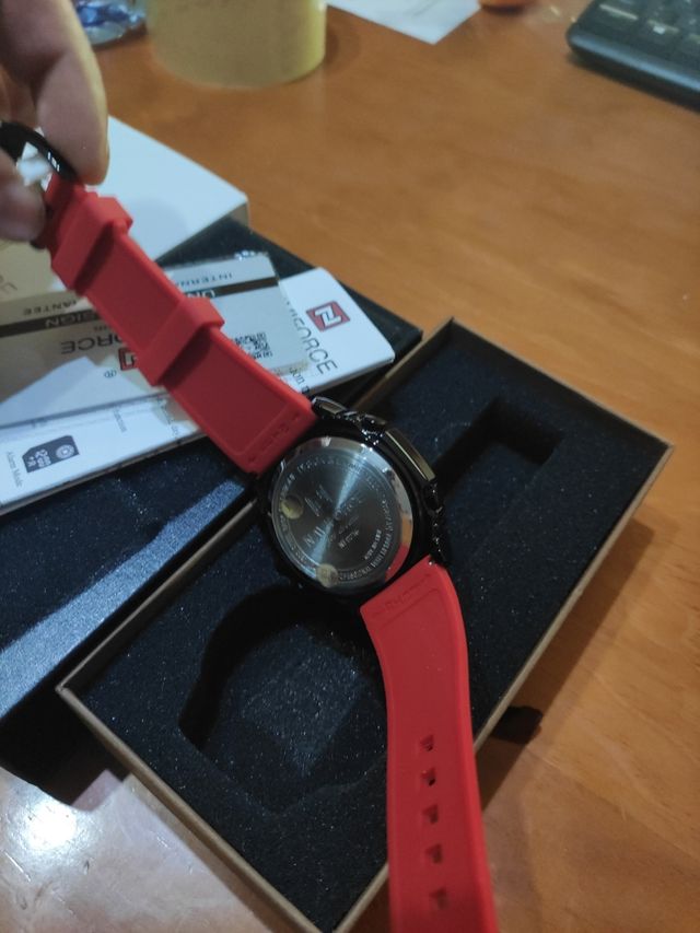 Reloj digital de hombre negro y rojo