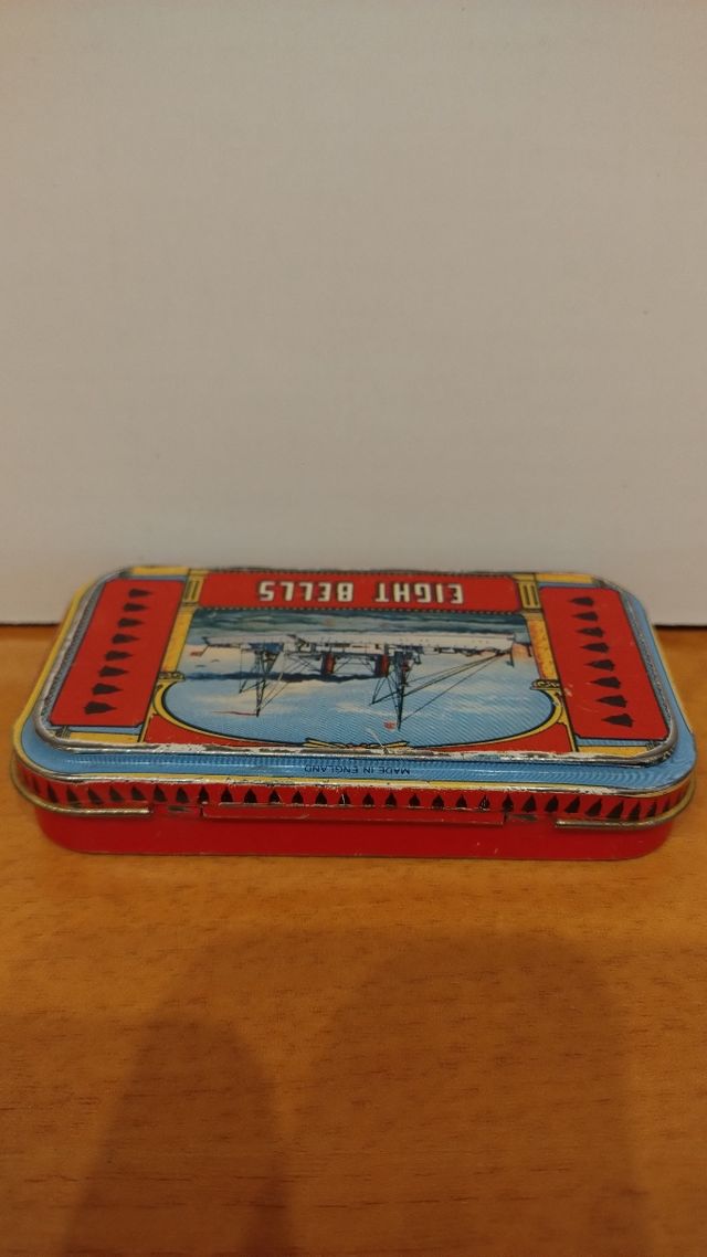 Antigua caja metálica vacía de Eight Bells