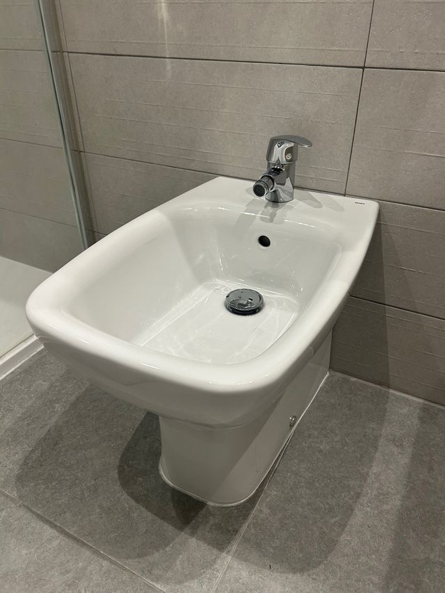 Bidet con grifo y valvulas