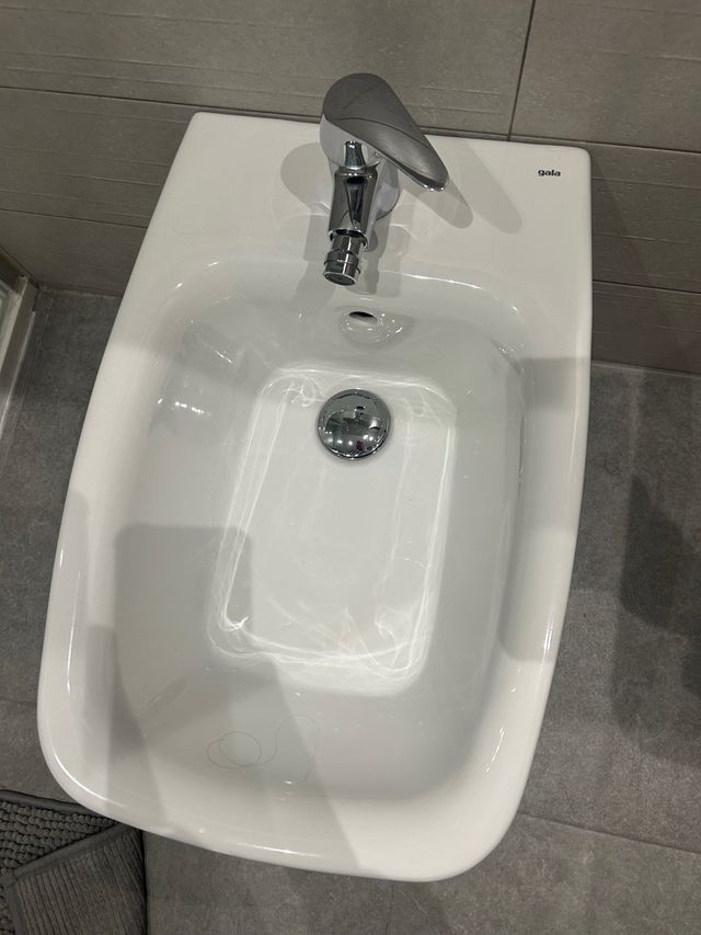 Bidet con grifo y valvulas