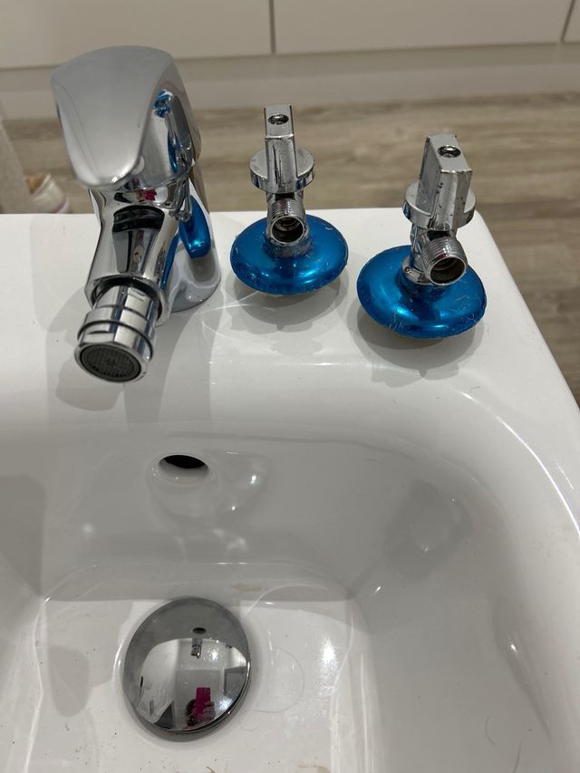 Bidet con grifo y valvulas