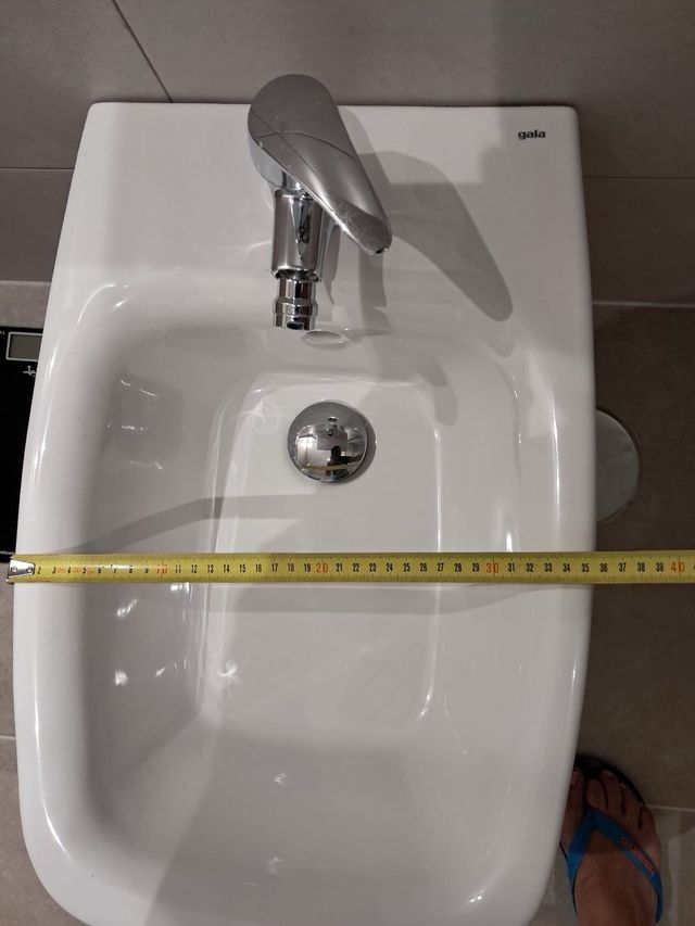 Bidet con grifo y valvulas