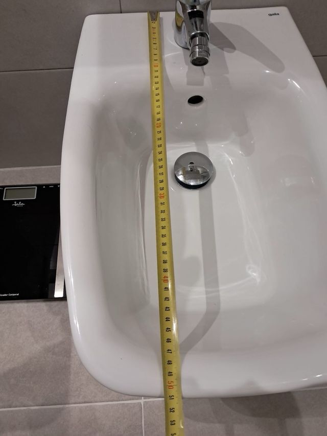Bidet con grifo y valvulas
