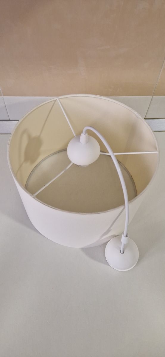 Lámpara de techo Incluye bombilla led.