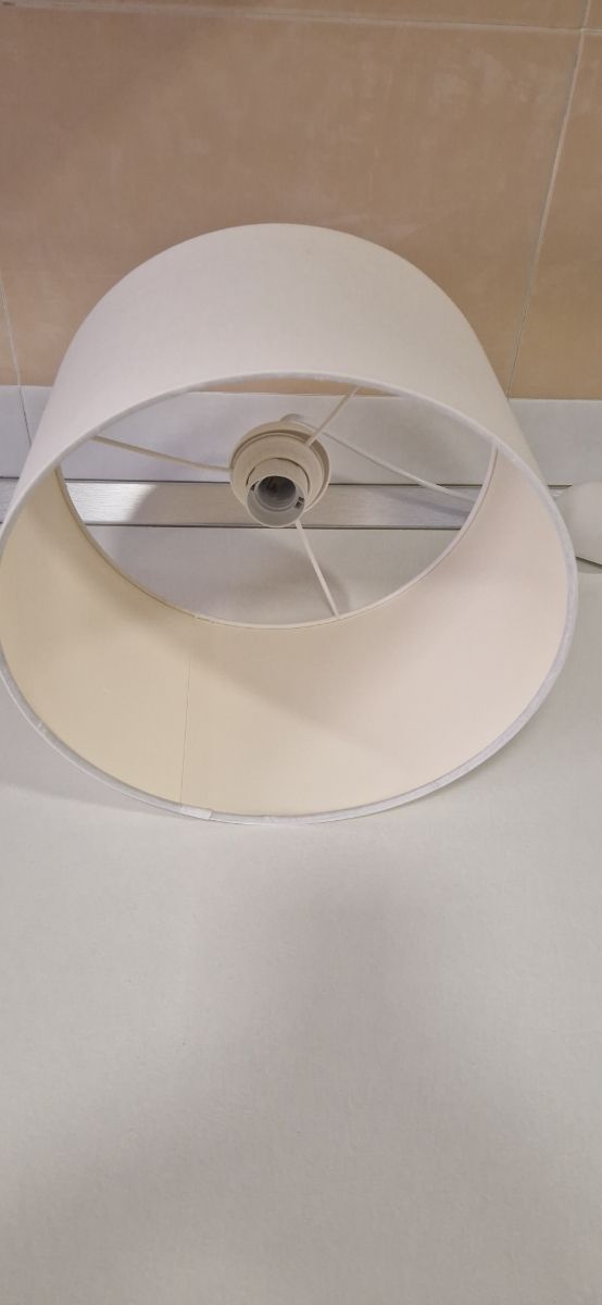 Lámpara de techo Incluye bombilla led.