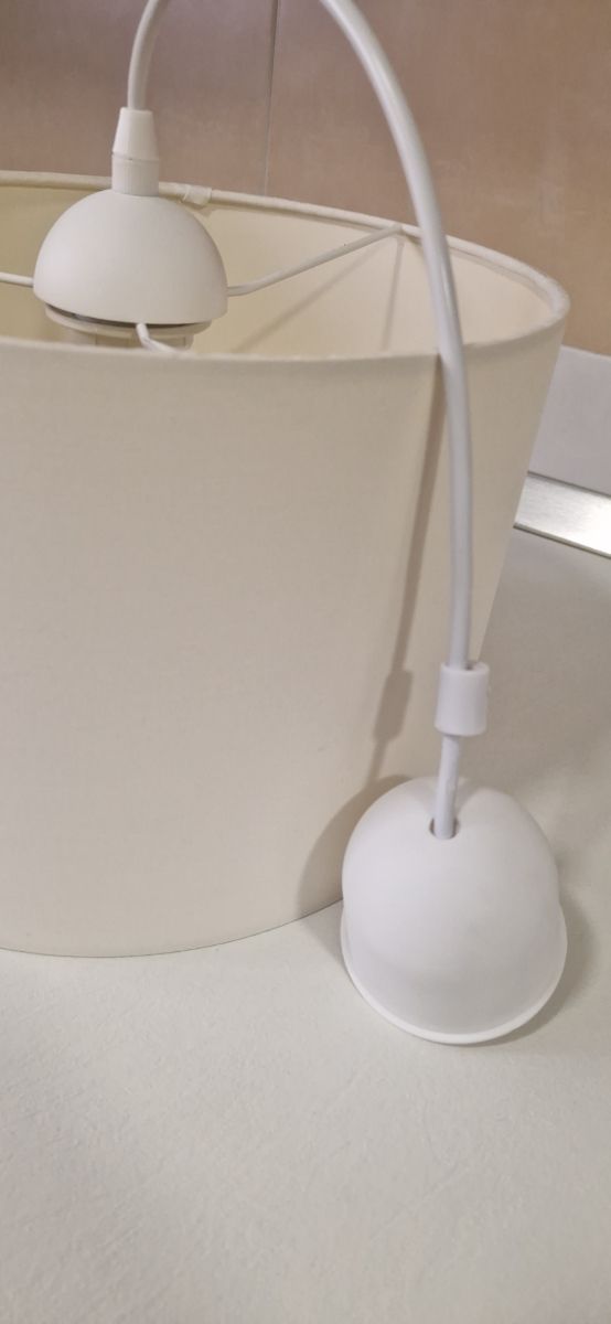 Lámpara de techo Incluye bombilla led.