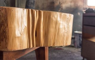 Mesa de madera natural.