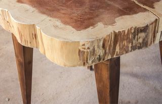 Mesa de madera natural.