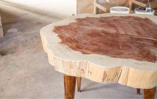 Mesa de madera natural.