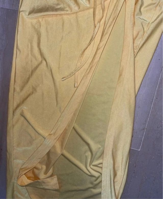 Falda larga amarilla satinada