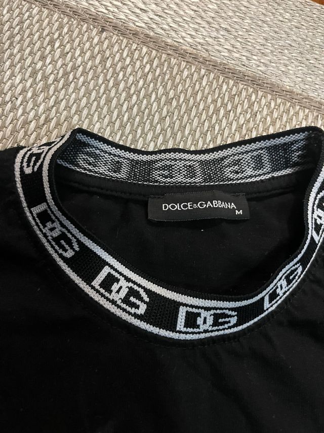 Vaquero drip y camiseta negra conjunto