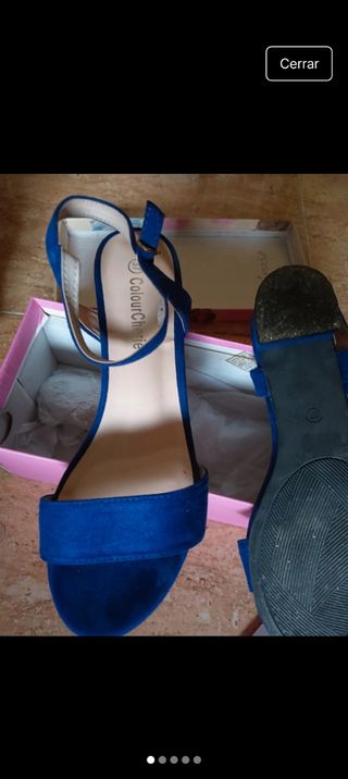 Sandalias azules de tacón bajo
