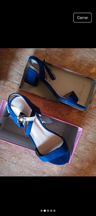 Sandalias azules de tacón bajo
