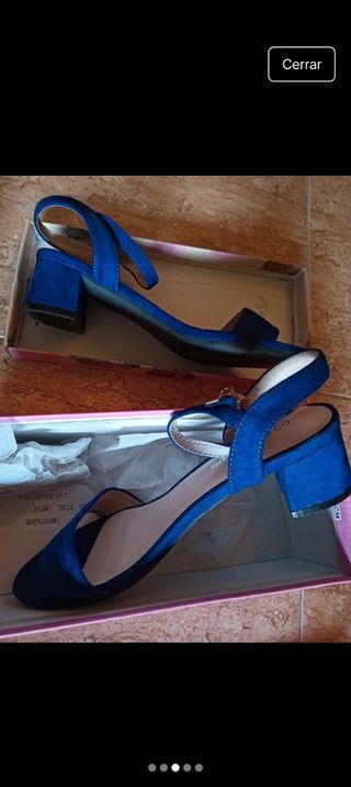 Sandalias azules de tacón bajo