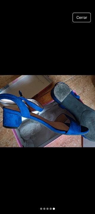 Sandalias azules de tacón bajo