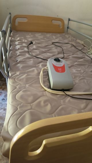 Cama articulada, silla de ducha y Colchón antiesca