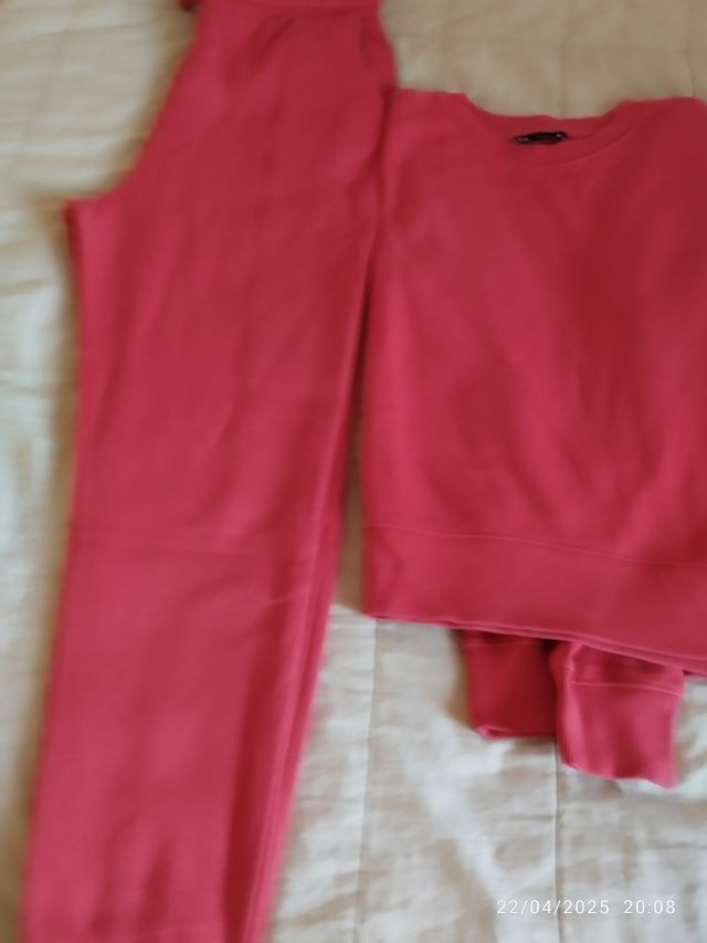 Chándal rojo de chica 