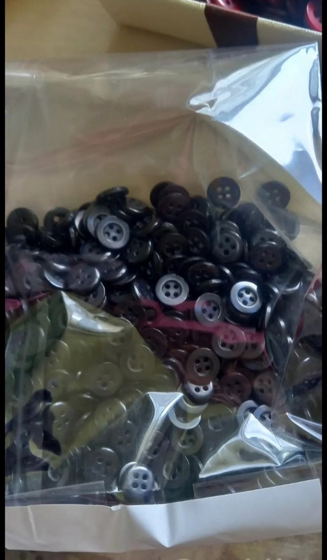Lotto di bottoni nuovi