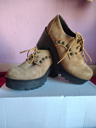 Zapatos de piel marca gas con tacón y tachuelas