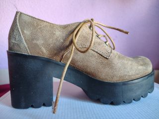 Zapatos de piel marca gas con tacón y tachuelas