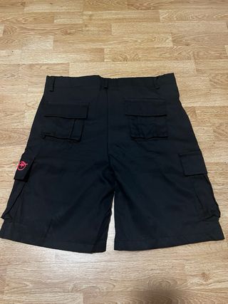 Shorts cargo MinusTwo negros y rojos