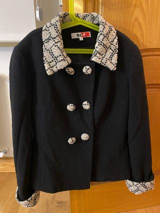 Chaqueta tipo torera de lana.
