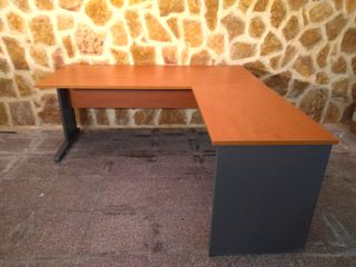 Mesa Oficina en "L" muy estable c/patas metálicas