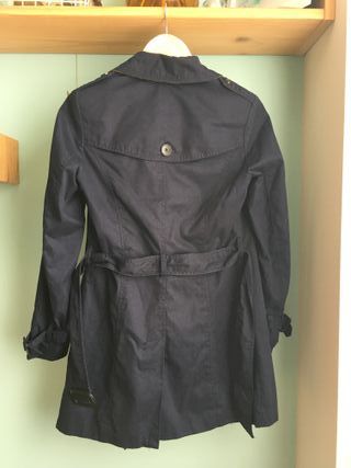 Gabardina entretiempo azul oscura Stradivarius