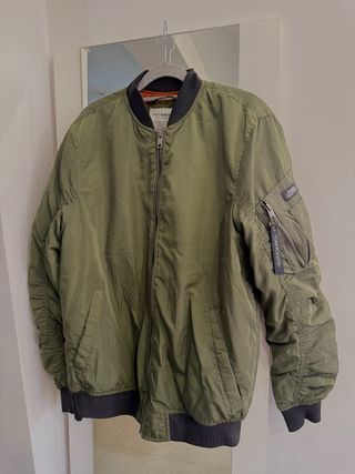 Chaqueta bomber verde oliva