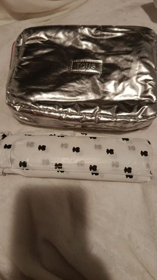 Colonia Tous con neceser plateado y rosa