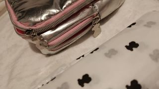 Colonia Tous con neceser plateado y rosa