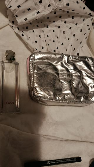 Colonia Tous con neceser plateado y rosa